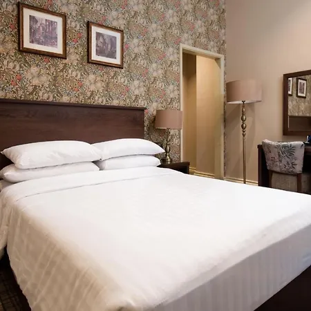 The Dean Court 4*