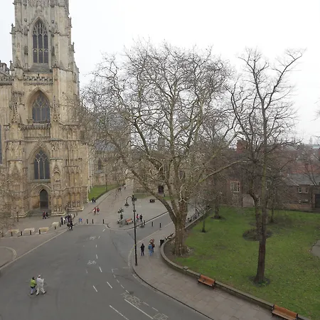 The Dean Court فندق