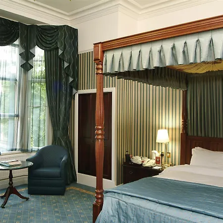 The Dean Court 4*
