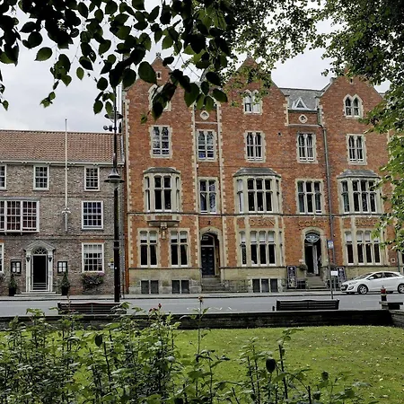 The Dean Court 4* York