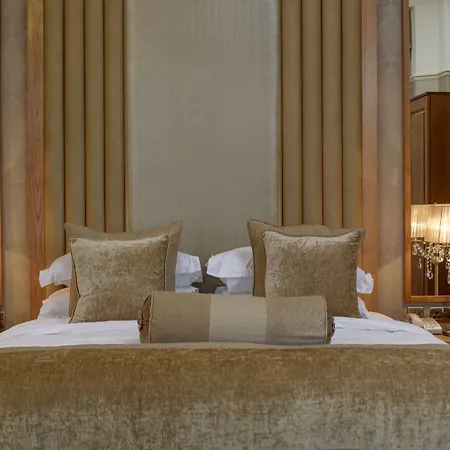 Отель The Dean Court 4*