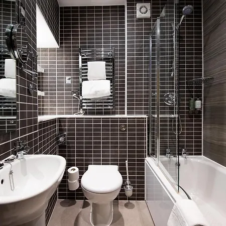 The Dean Court 4*