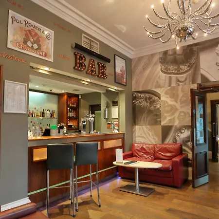 Отель The Dean Court 4*
