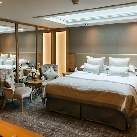 Отель The Dean Court 4*