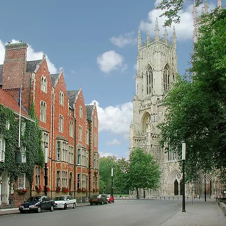 The Dean Court Отель Йорк