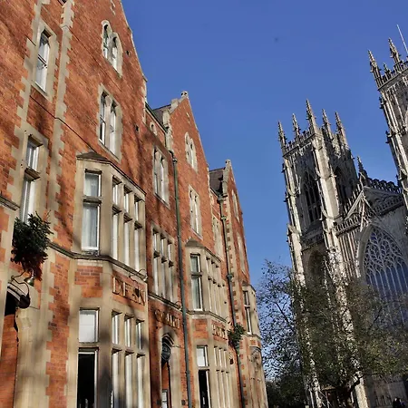 Hotel The Dean Court